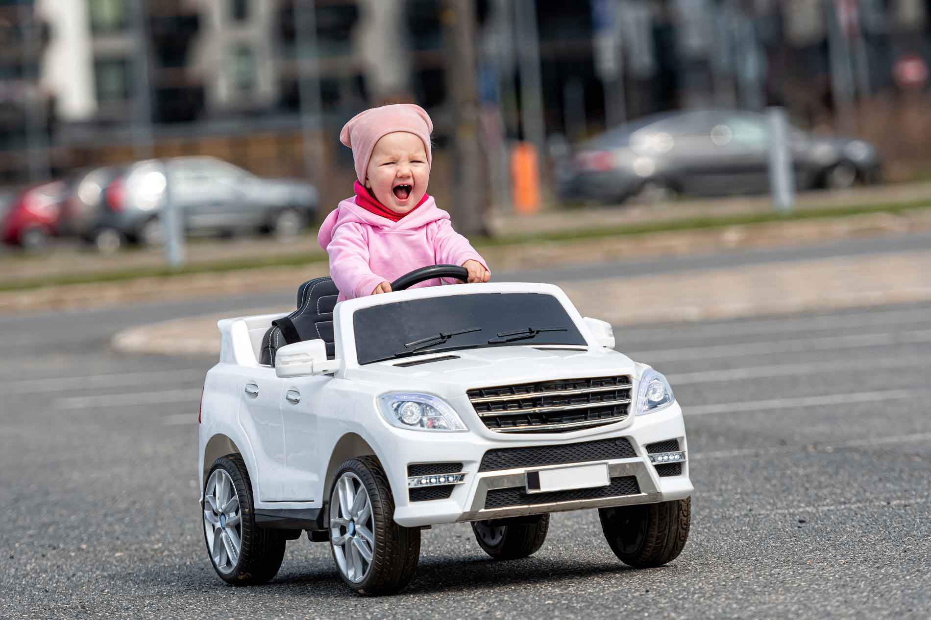 Bästa underhållningen för ditt barn med gungdjur och elektrisk leksaksbil